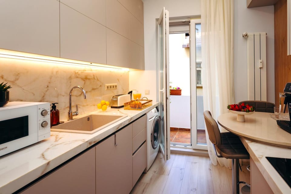 Kitchen or kitchenette, oven, stove