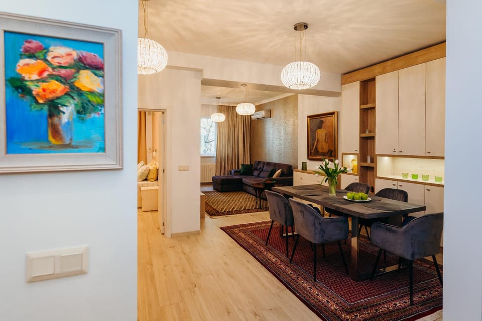 Living room, Seating area, Dining area