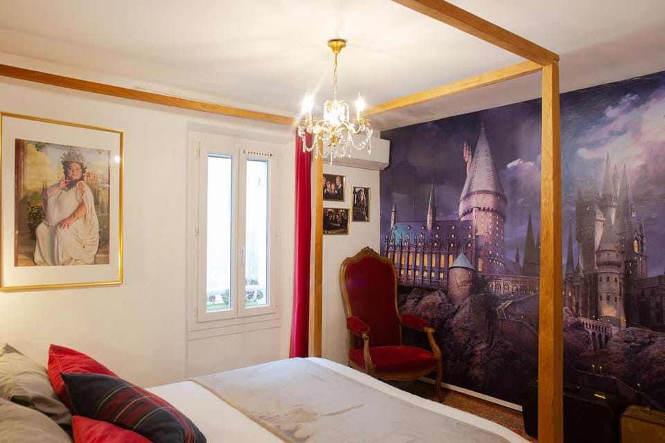 Bed, Photo of the whole room, Decorative detail, Bedroom