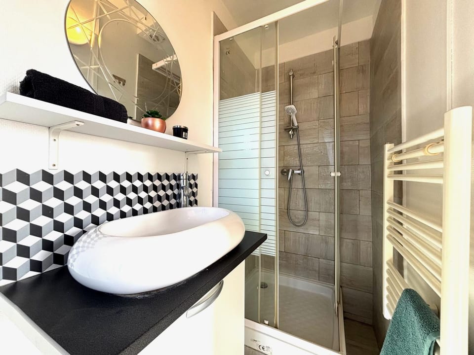 Shower, Bathroom, towels