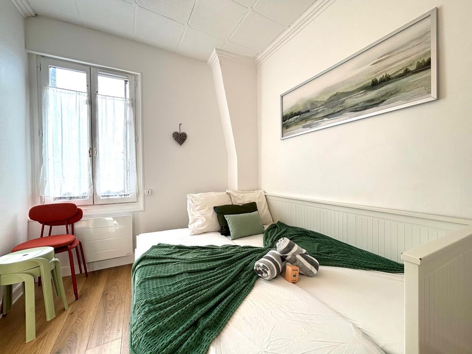 Bedroom, towels