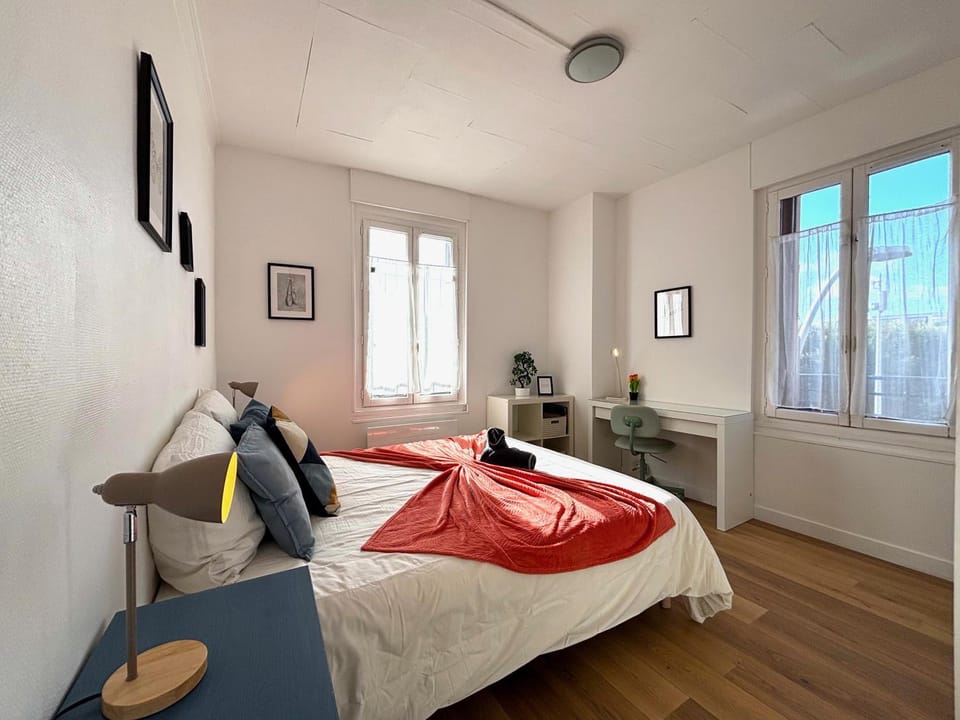 Bed, Photo of the whole room, Bedroom