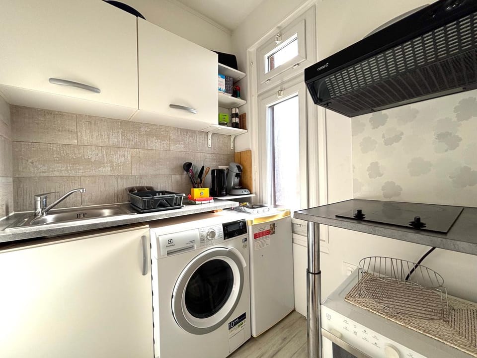Kitchen or kitchenette, washing machine