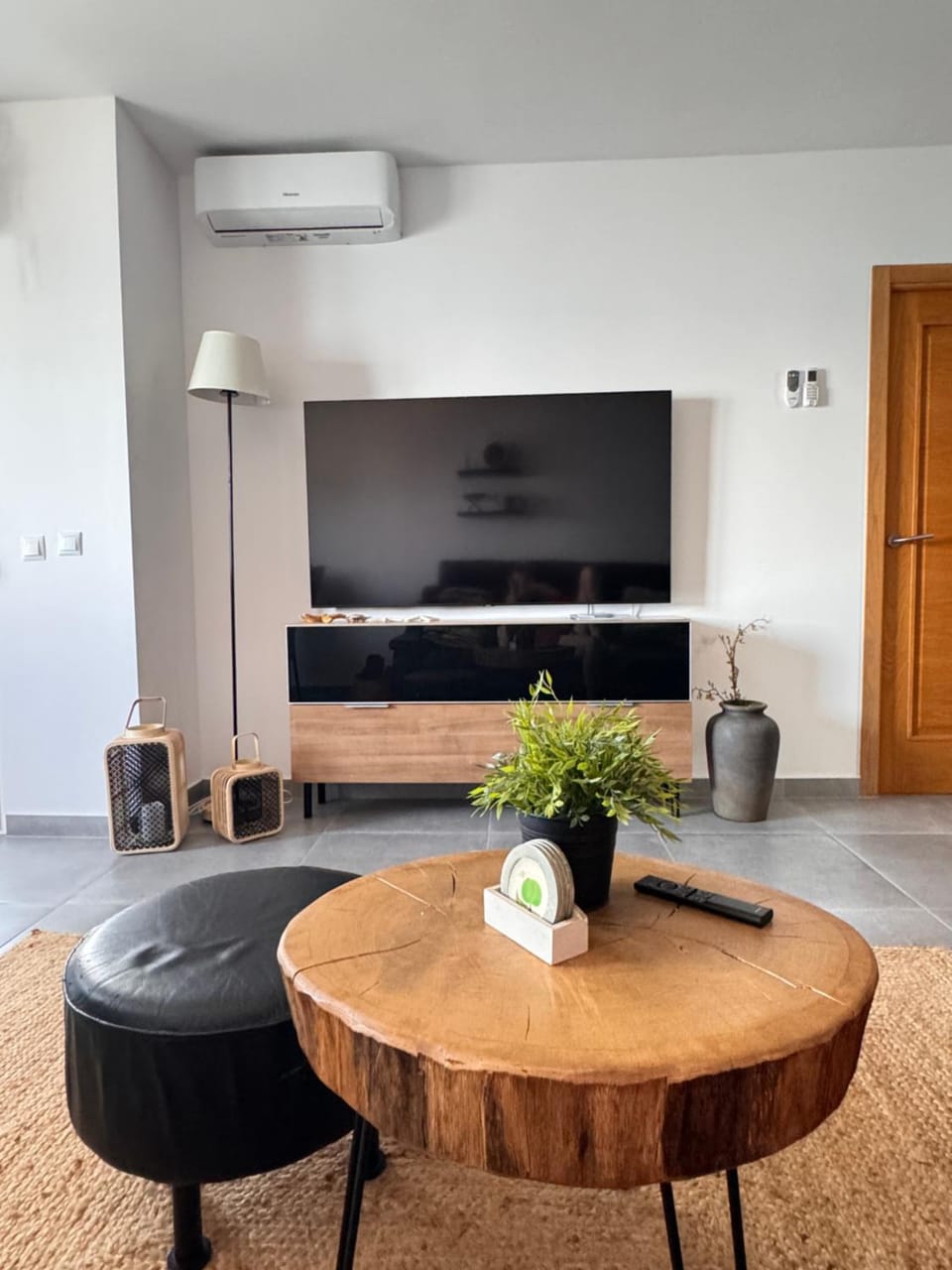 Communal lounge/ TV room, TV and multimedia, Living room, Seating area, air conditioner