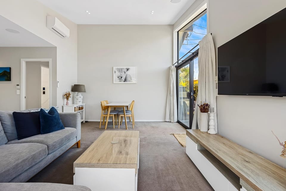 TV and multimedia, Living room, Dining area