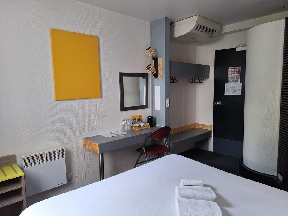 Coffee/tea facilities, Photo of the whole room, heating, storage, towels, air conditioner