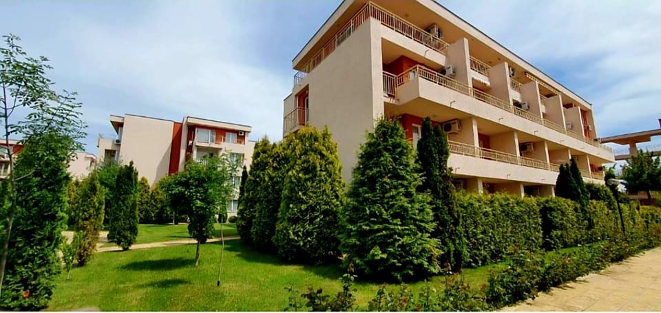 Property building, Day, Garden, Garden view
