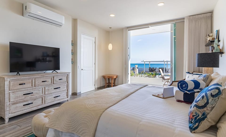 Bed, Natural landscape, TV and multimedia, Photo of the whole room, Seating area, Evening entertainment, Bedroom, air conditioner