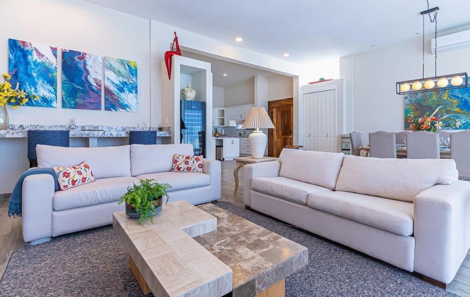Restaurant/places to eat, TV and multimedia, Seating area, Beach, air conditioner