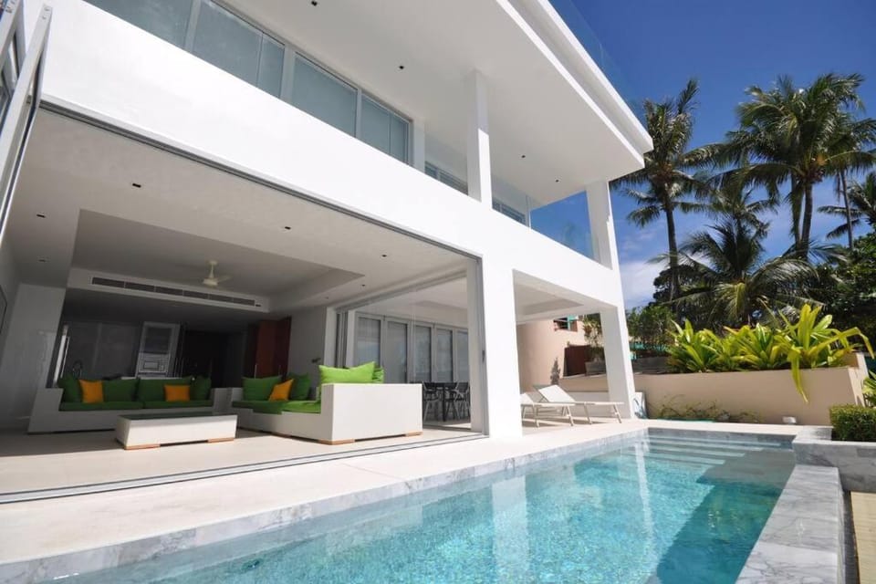 Property building, Balcony/Terrace, Swimming pool, sunbed