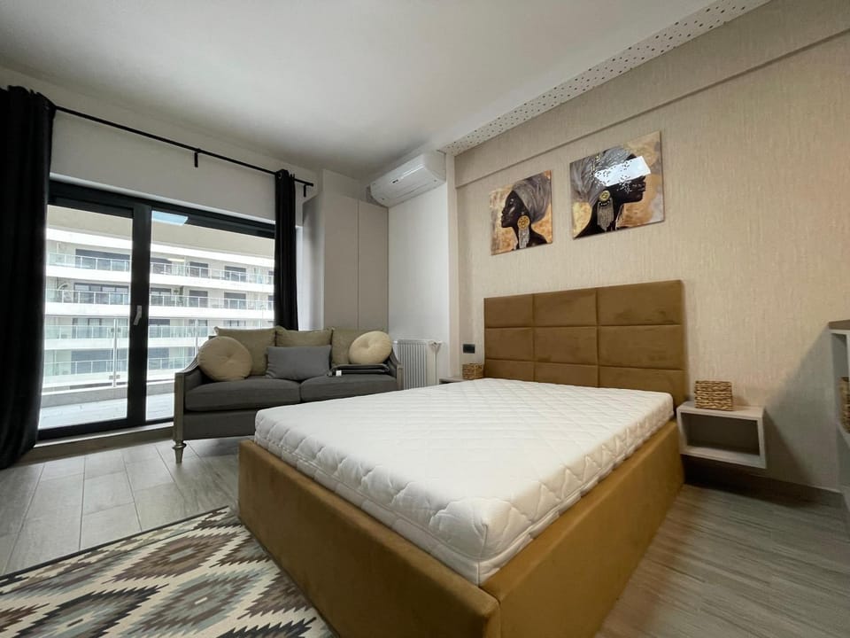 Bed, TV and multimedia, Seating area