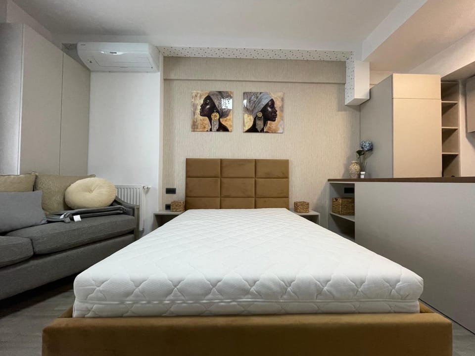 Bed, Photo of the whole room, Seating area