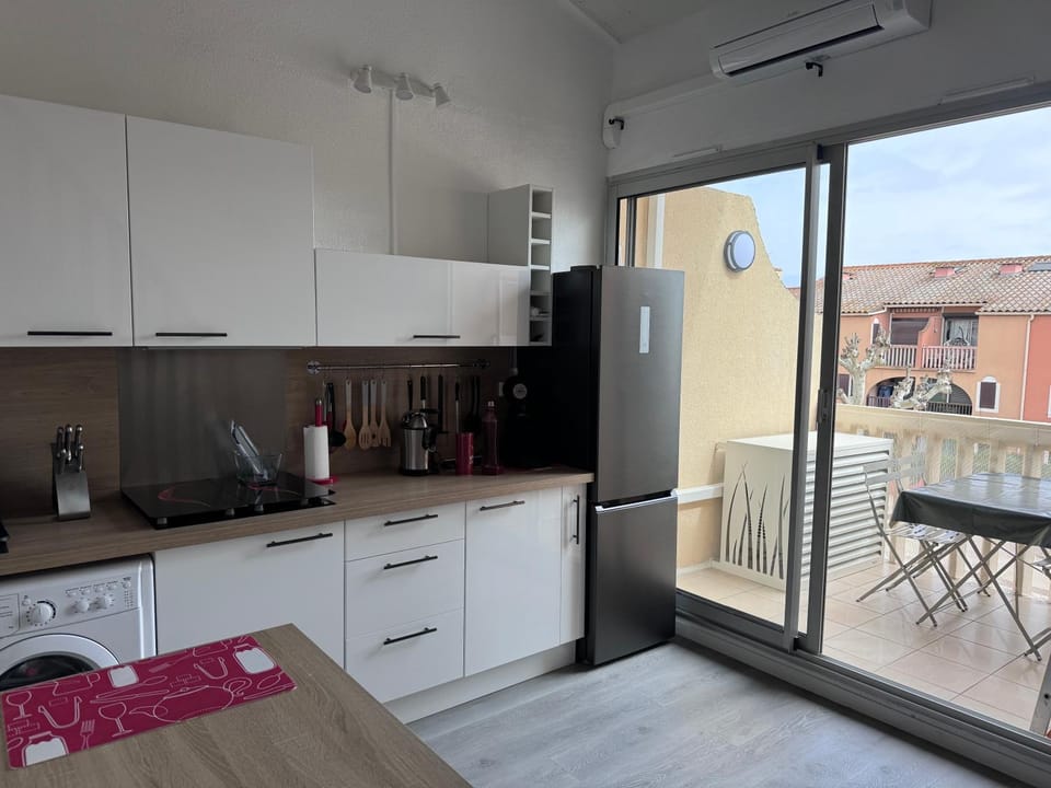 Kitchen or kitchenette, Dining area, minibar, pet friendly, stove