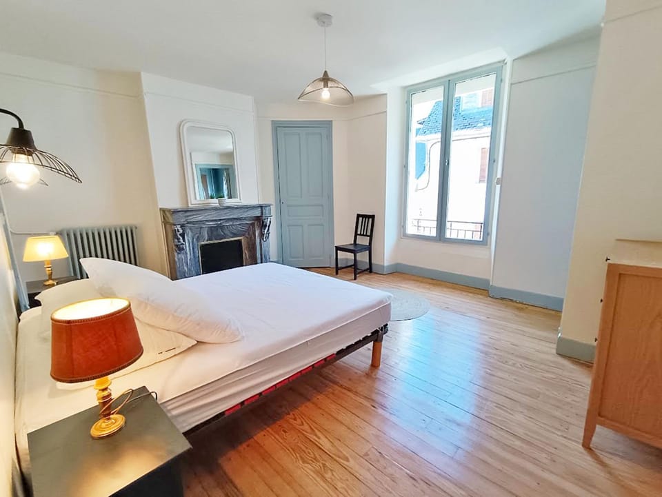 Bed, Photo of the whole room, Bedroom
