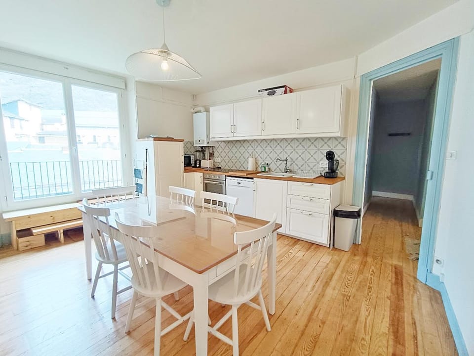 Kitchen or kitchenette, Dining area, dishwasher, minibar, pet friendly, stove