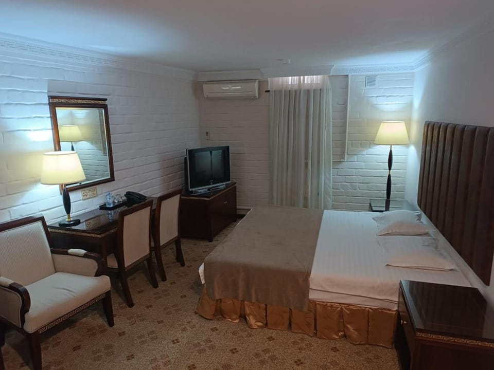 Bed, TV and multimedia, Photo of the whole room, Bedroom, air conditioner