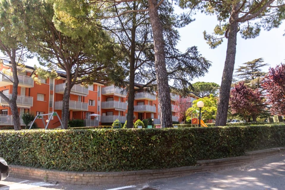 Property building, Spring, Day, Neighbourhood, Natural landscape, Garden, Garden view, Street view