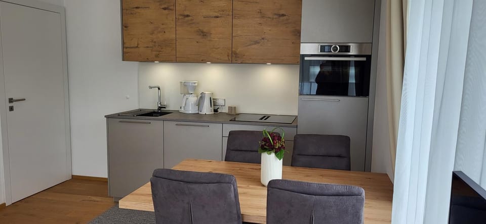 Kitchen or kitchenette, Living room, Seating area, Dining area, oven, stove