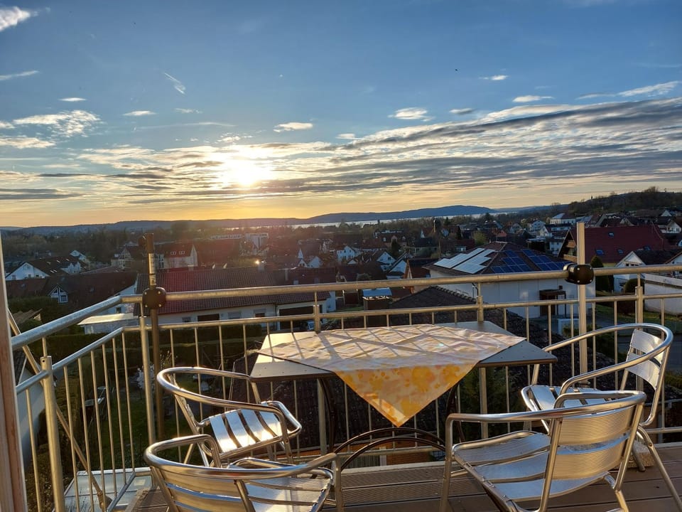 Natural landscape, View (from property/room), Balcony/Terrace, Dining area, Lake view, Sunset