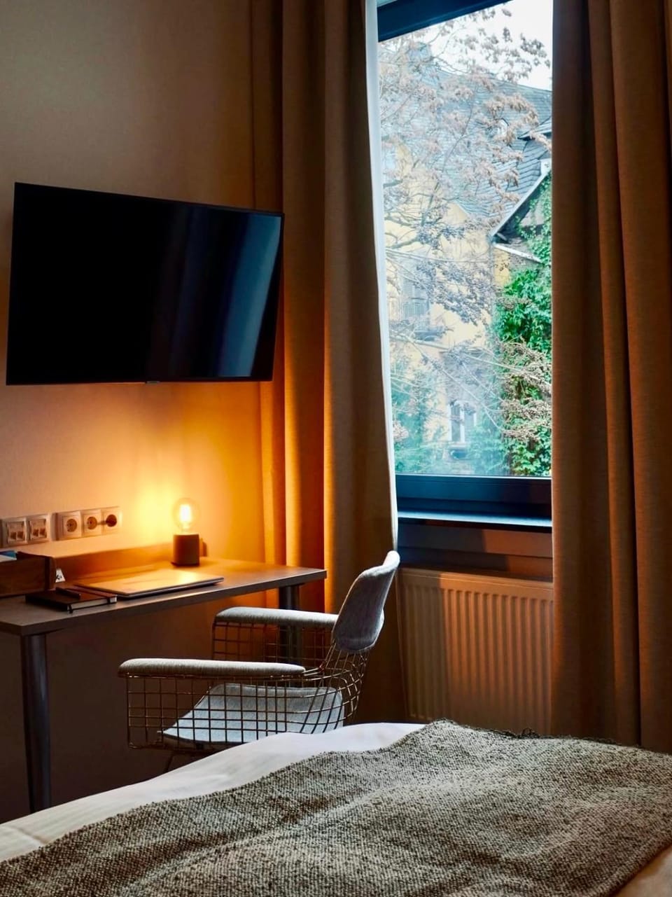 Bed, TV and multimedia, Photo of the whole room, Bedroom