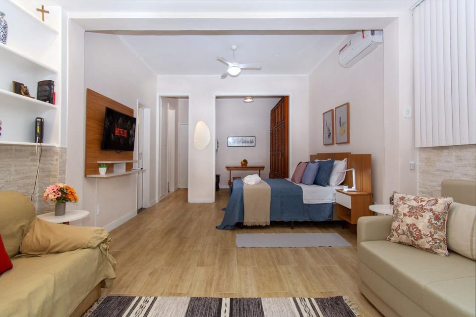 Maravilhoso Loft em Copacabana a 150 metros da Praia com um varandão em meio ao verde. Apartment in Rio de Janeiro