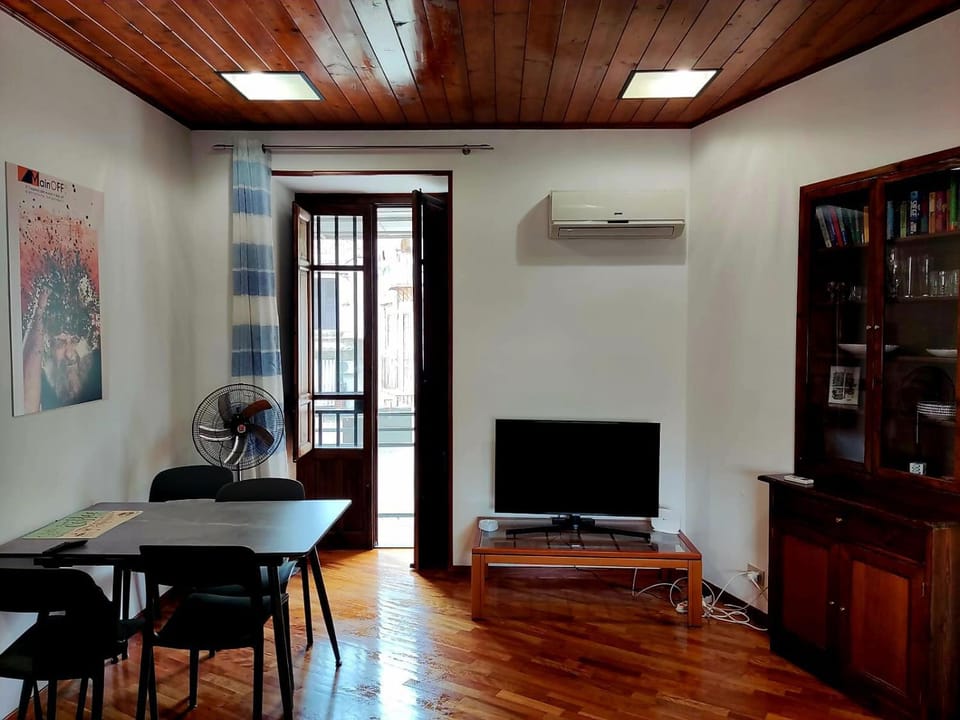 Communal lounge/ TV room, Library, TV and multimedia, Living room, Seating area, Dining area, Evening entertainment, air conditioner