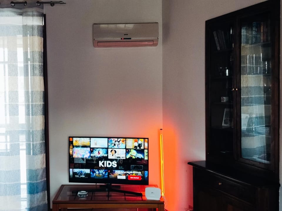 Communal lounge/ TV room, Evening entertainment, air conditioner