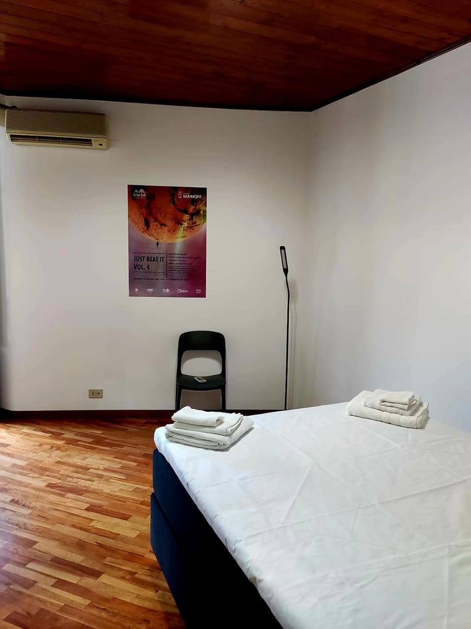 Bed, Bedroom, towels, air conditioner