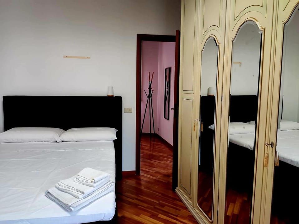 Bed, Bedroom, towels, wardrobe
