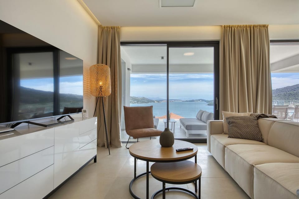 Communal lounge/ TV room, Living room