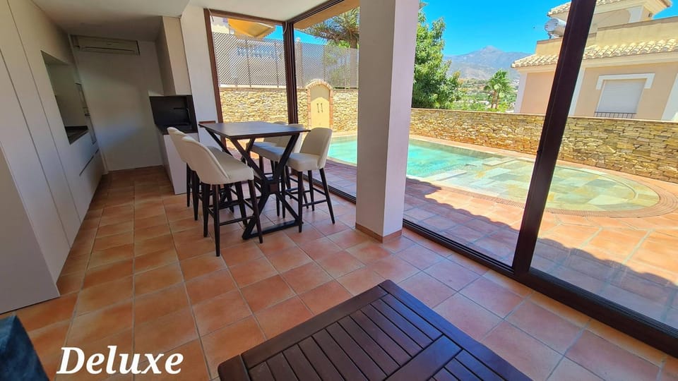 Dining area, Pool view