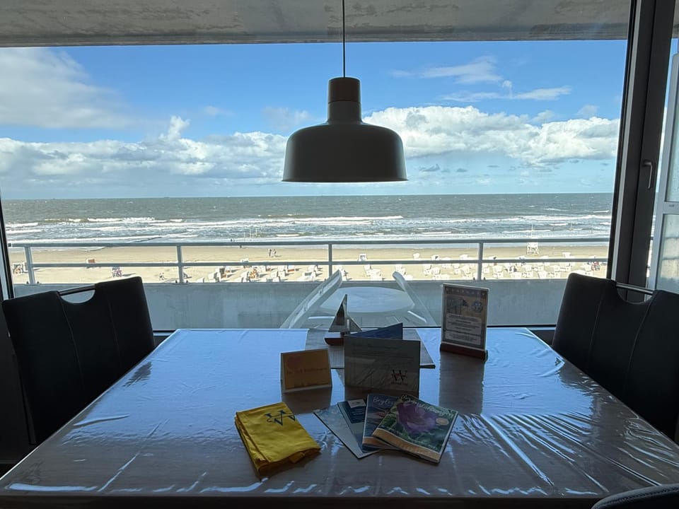 Haus Monopol "Himmel und Meer" - direkter Meerblick mit Nord-Balkon Apartment in Friesland