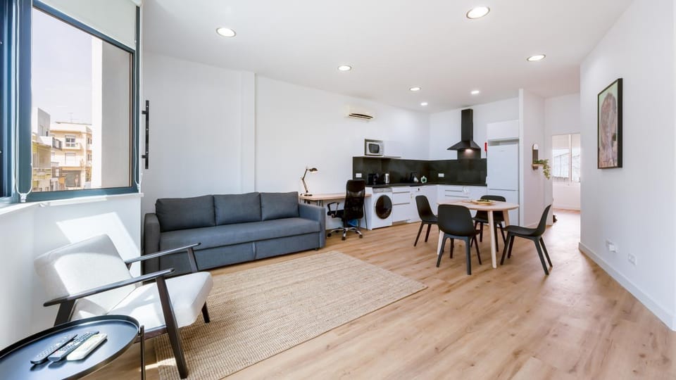 Kitchen or kitchenette, Living room, Seating area, Dining area