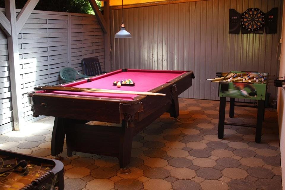 Billiard, Game Room