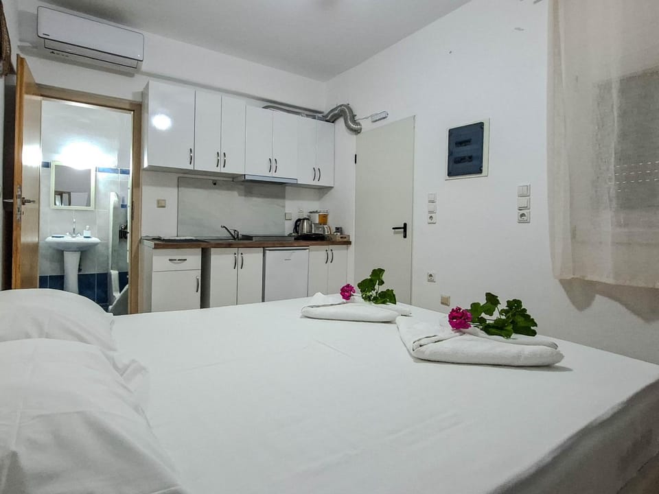 Bedroom, kitchen