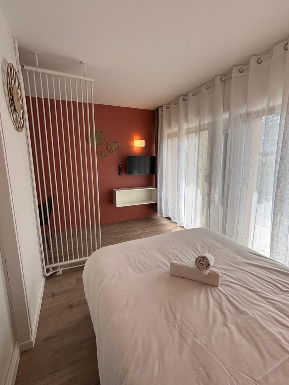 Bed, TV and multimedia, Photo of the whole room, Bedroom, towels
