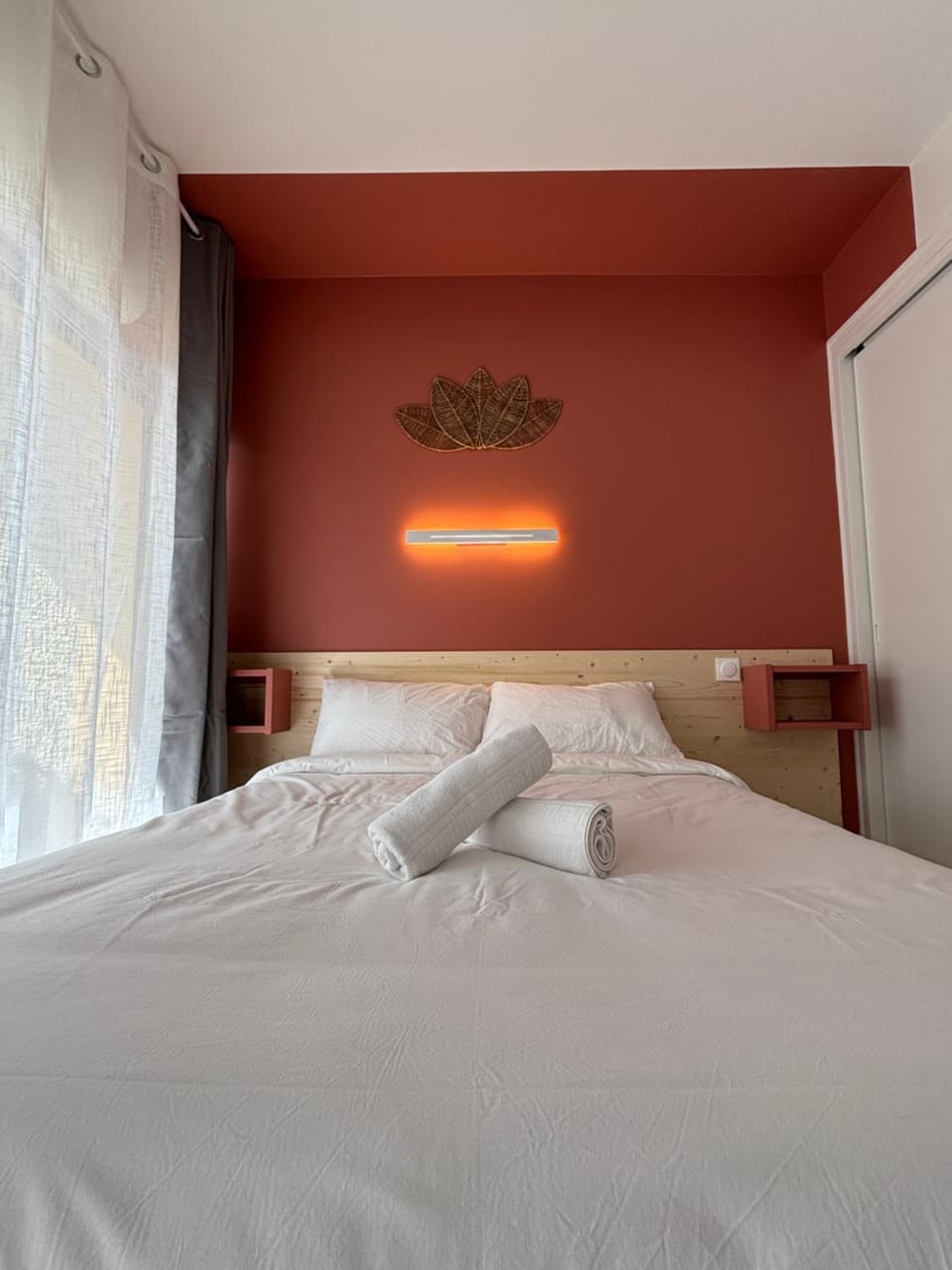 Bed, Photo of the whole room, Bedroom, towels