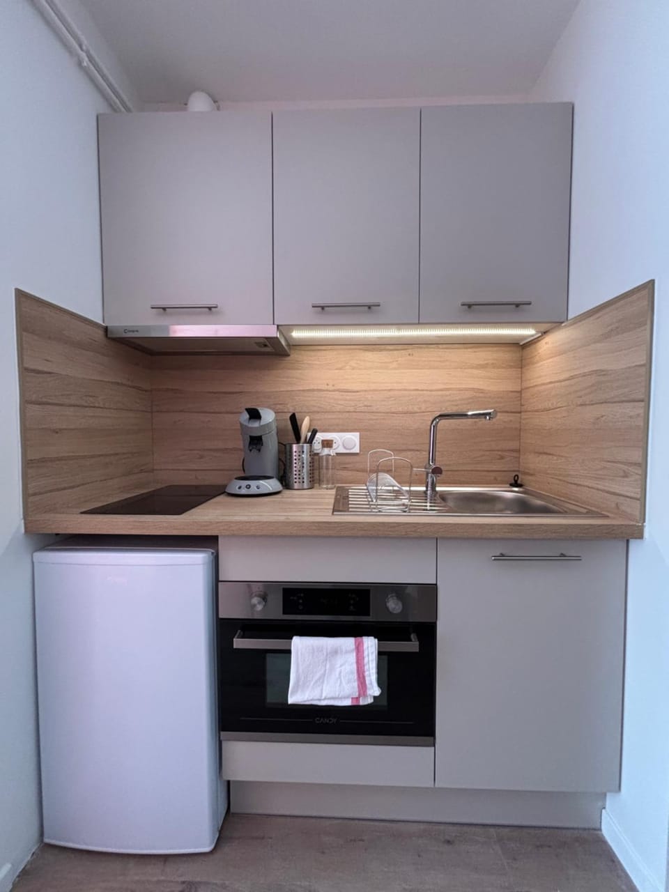 Coffee/tea facilities, Kitchen or kitchenette, stove, toaster