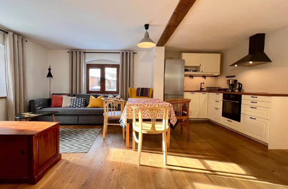 Kitchen or kitchenette, Living room, Seating area, Dining area, stove
