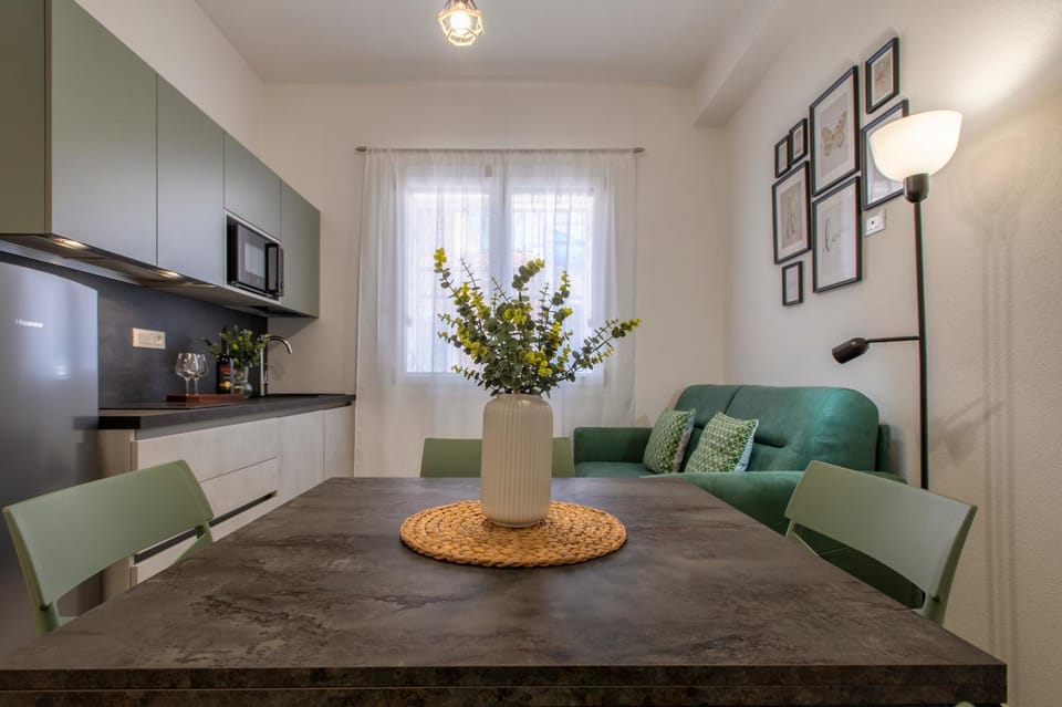Kitchen or kitchenette, Living room, Dining area, minibar, stove
