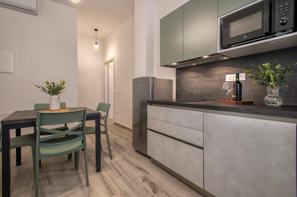 Kitchen or kitchenette, Dining area, minibar, pet friendly, stove
