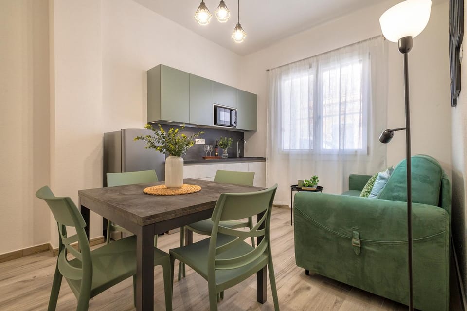 Kitchen or kitchenette, Living room, Seating area, Dining area, minibar, pet friendly, stove