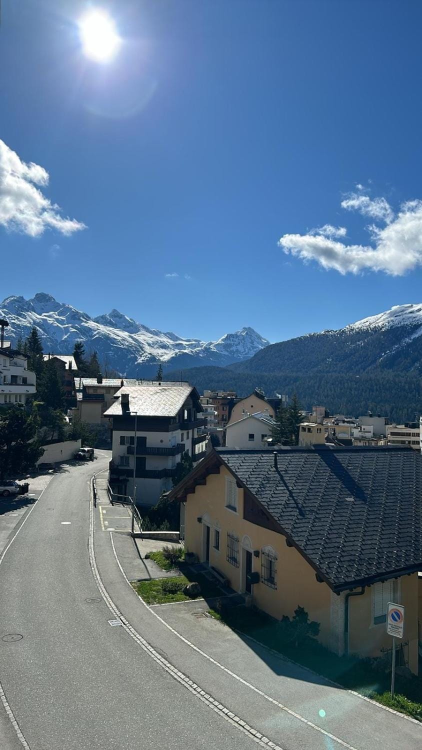 Day, Neighbourhood, Natural landscape, Mountain view, Street view
