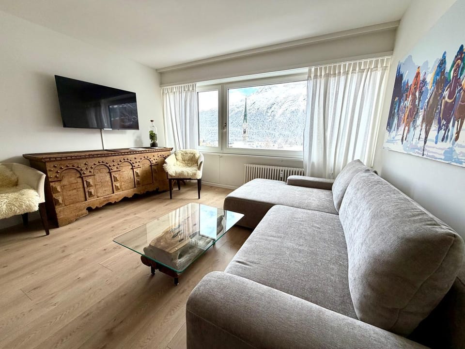 TV and multimedia, Living room, Seating area, City view