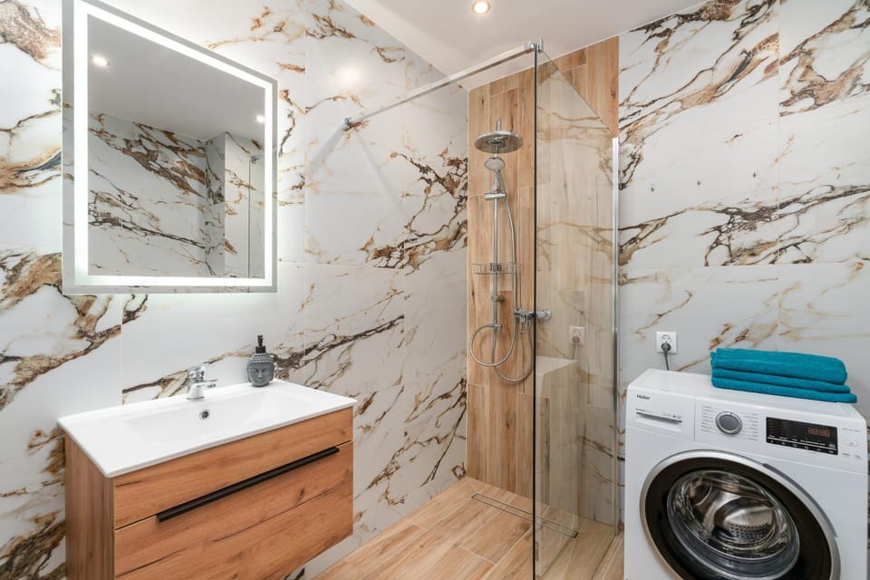 Shower, Bathroom, towels, washing machine