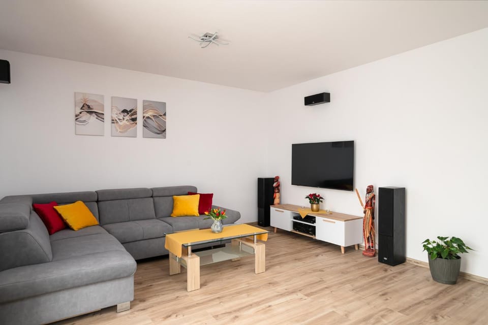 Communal lounge/ TV room, TV and multimedia, Living room, Seating area