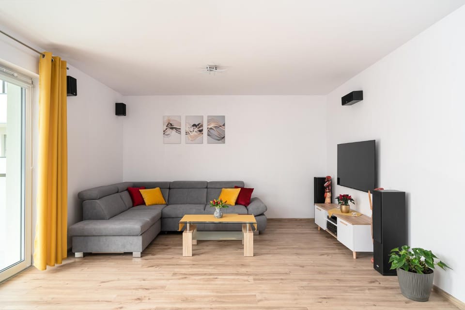 Communal lounge/ TV room, TV and multimedia, Living room, Seating area