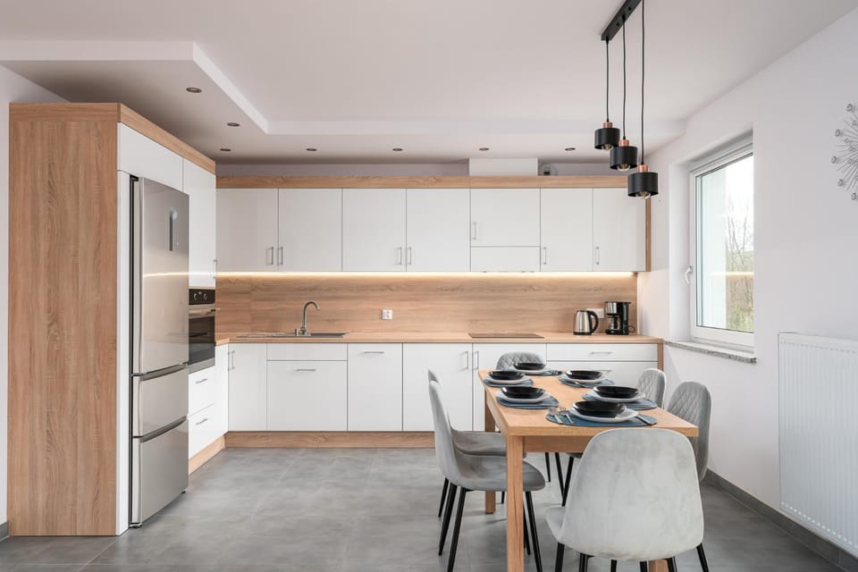 Kitchen or kitchenette, Dining area