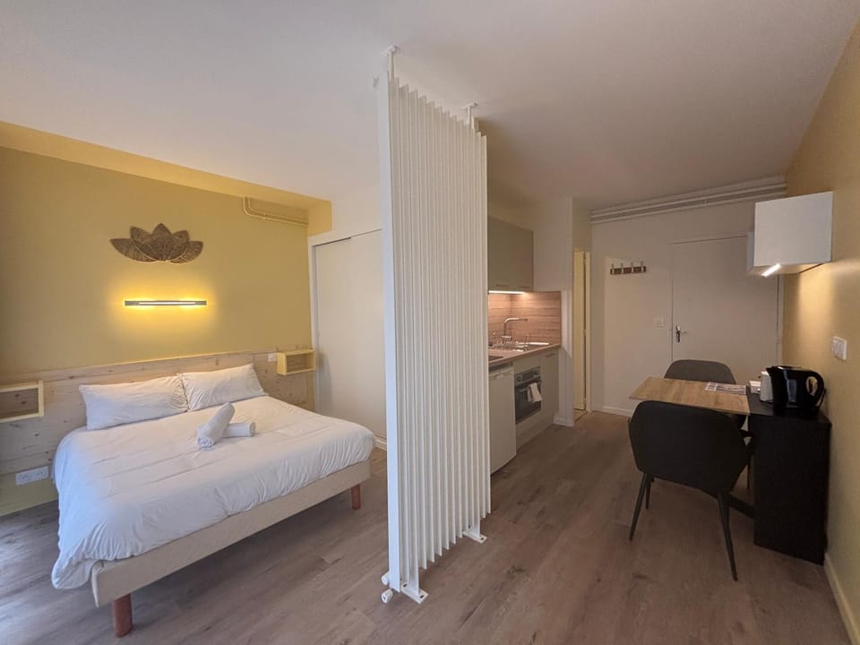 Bed, Kitchen or kitchenette, Living room, Photo of the whole room, Seating area, Bedroom, wardrobe