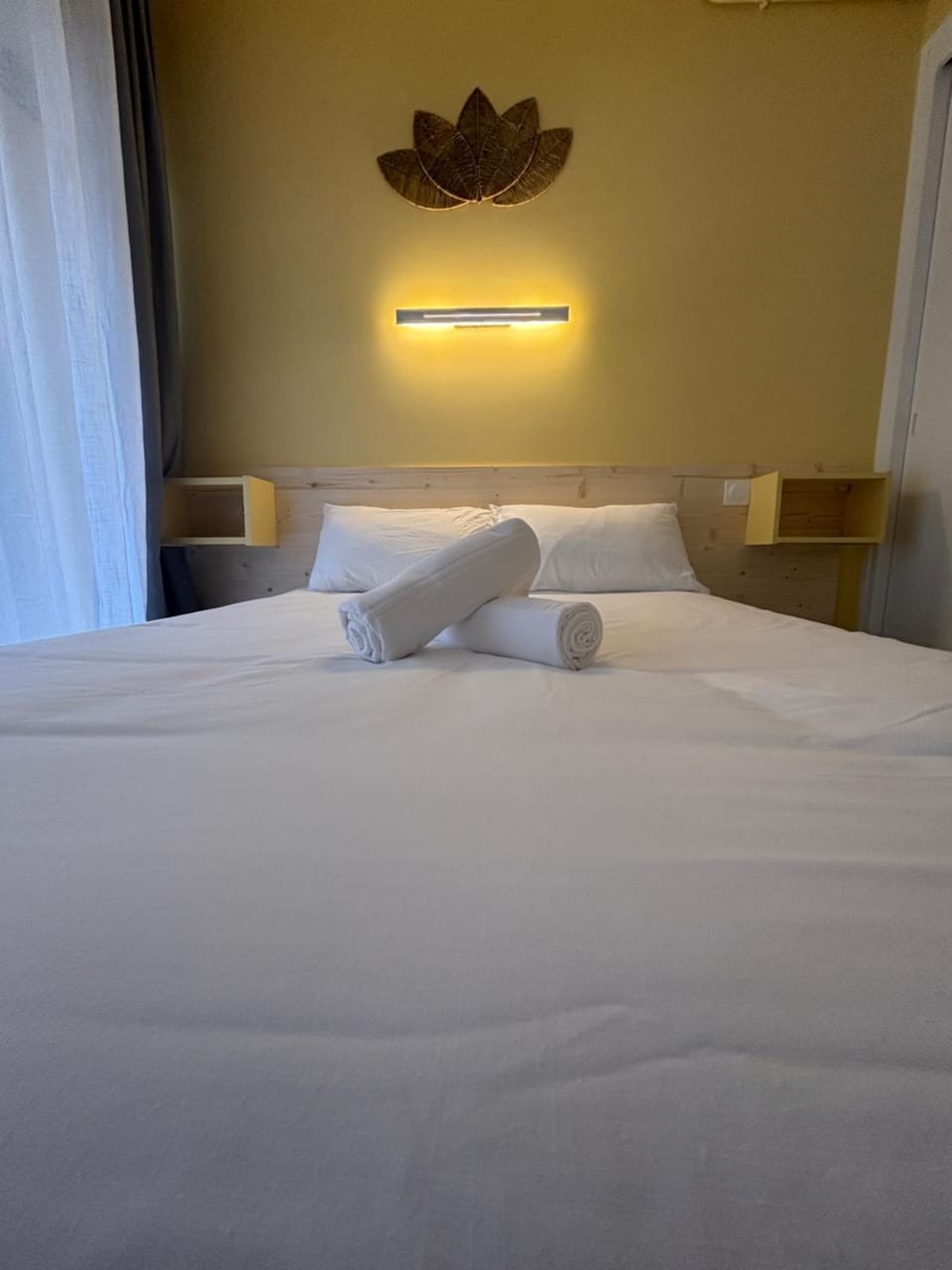 Bed, Photo of the whole room, Bedroom, towels